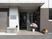 入口に花が添えられた建物