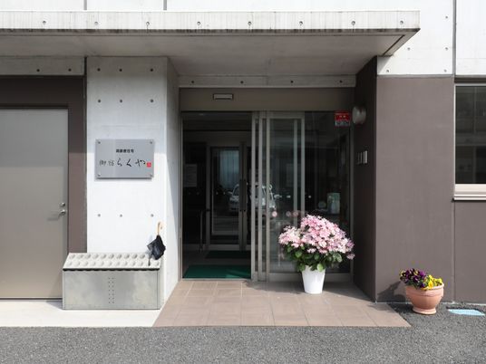 入口に花が添えられた建物