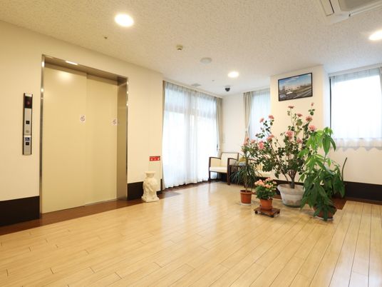 エレベーター前の明るい廊下