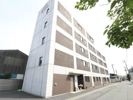 多階層の建物外観