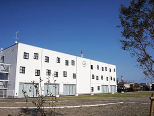 清潔感のある白い建物