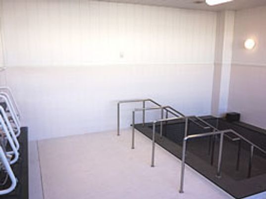 手すり付きの機能訓練室