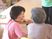 明るい食堂で会話する人々