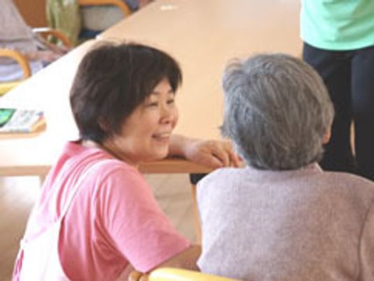 明るい食堂で会話する人々