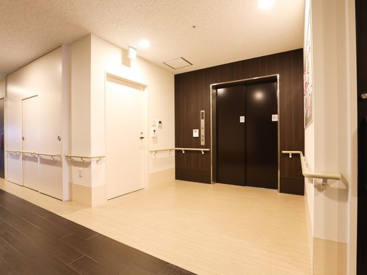 廊下の手すり付き