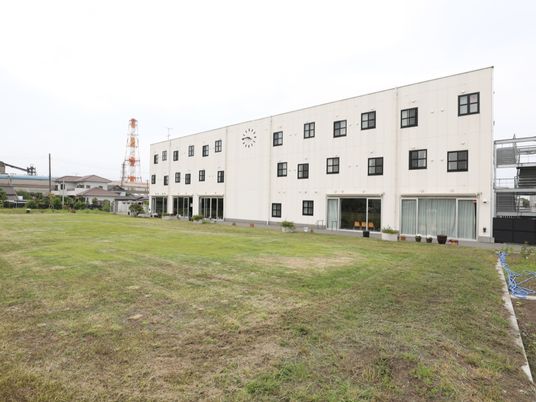 広い芝生のある建物外観