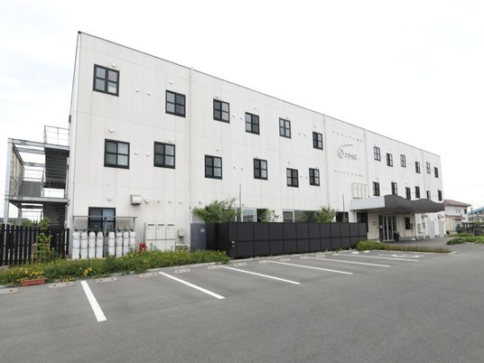 白い建物の外観