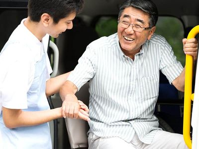 笑顔交わす入居者支援