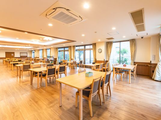 広々とした明るい食堂