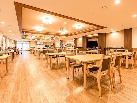 広々とした明るい食堂