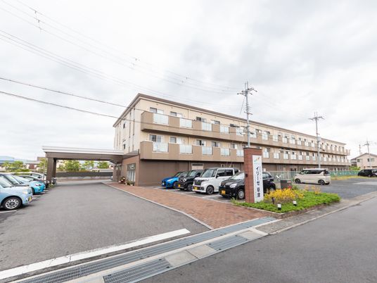 明るい外観の施設入口
