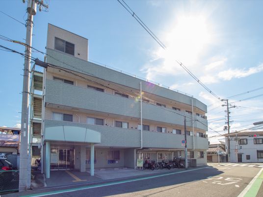 明るい日差しの建物外観