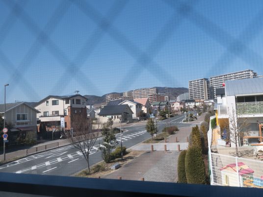 青空と街並みの眺望