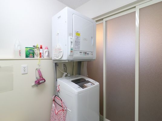 洗濯機と物干し具備の部屋
