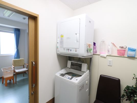 洗濯機と棚のある部屋