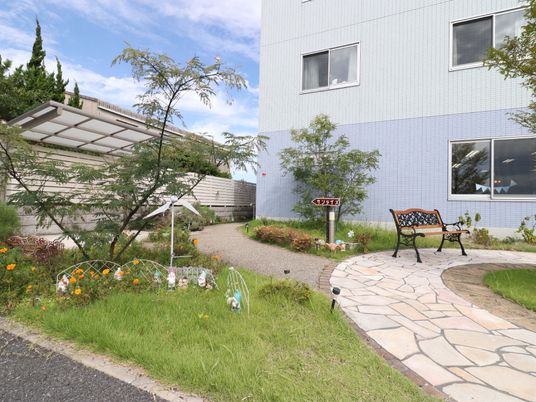 清潔な庭とベンチ
