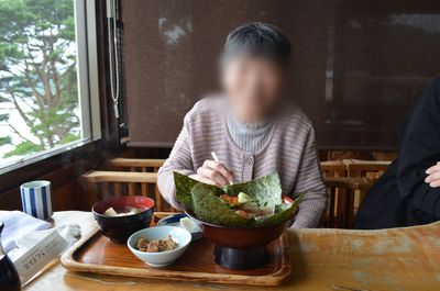 木のテーブルと食事
