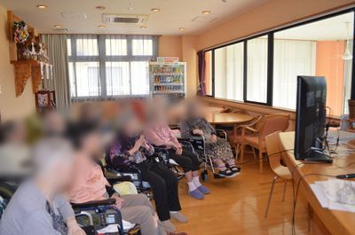 テレビと椅子のある部屋