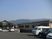 山並みを背にした建物