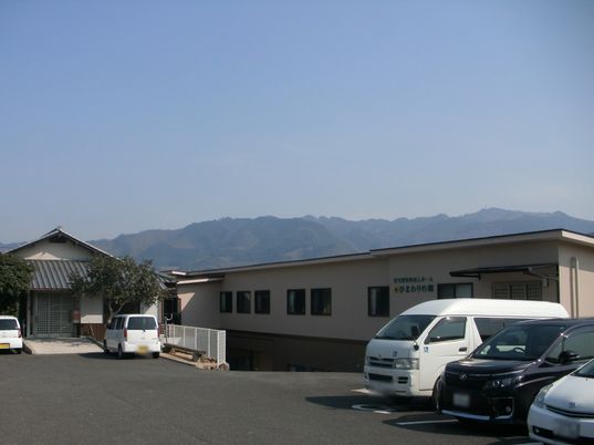 山並みを背にした建物