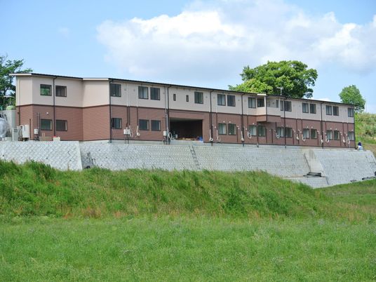 緑に囲まれた建物外観