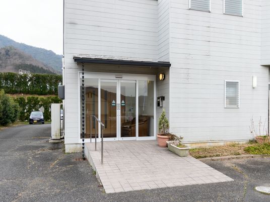 白壁の建物のエントランス