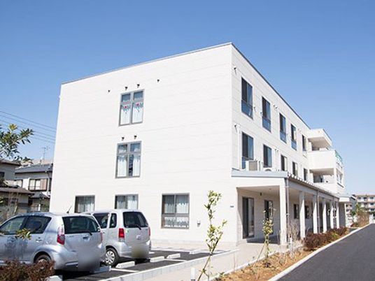 白い外壁の建物外観