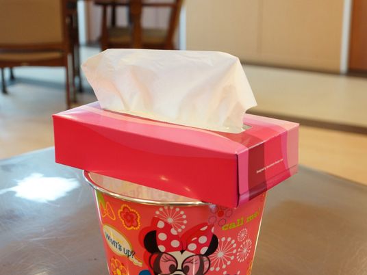 ピンクのティッシュ箱