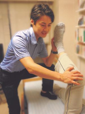 スタッフが膝を支える