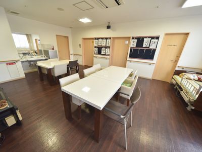 清潔感ある共有ダイニング