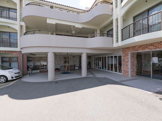明るい建物のエントランス