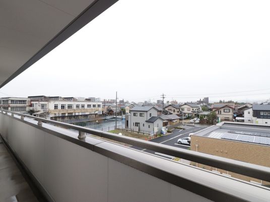 広々とした眺望のバルコニー