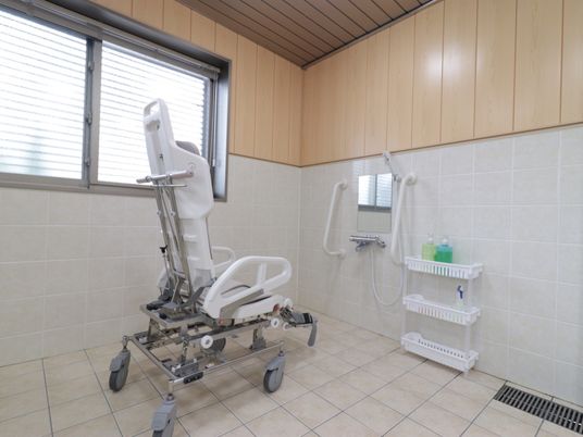 清潔な浴室と介助用椅子