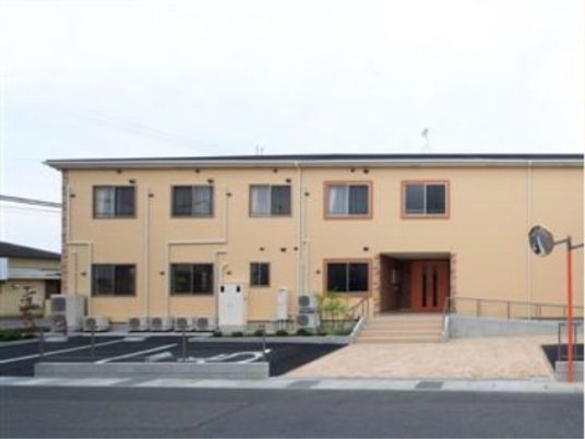 やさしい色の建物入口