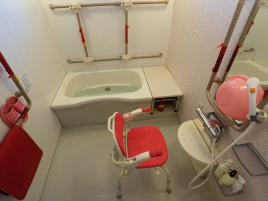 バリアフリー設計の浴室