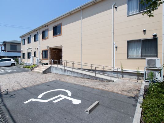 明るい日差しの建物外観