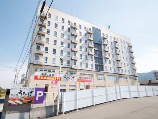 多階建て施設の外観