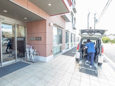 エントランスでの送迎シーン