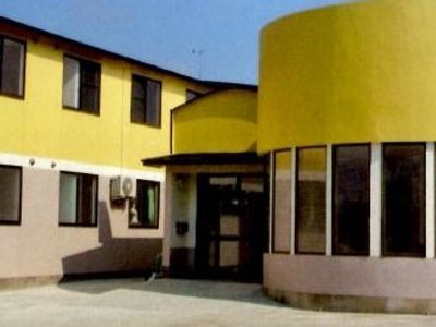黄色の建物とエントランス