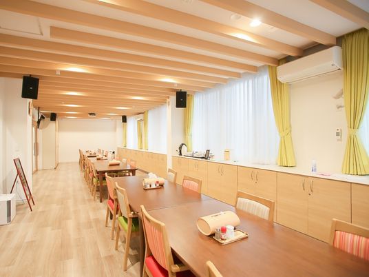 温かみのある食堂風景