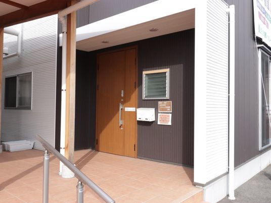 入り口と掲示板の外観