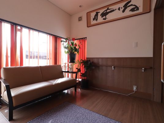 暖色系の落ち着いた休憩室