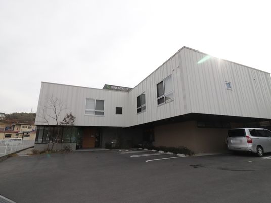 白い壁の建物外観