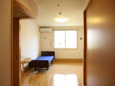居室のベッドと洗面台
