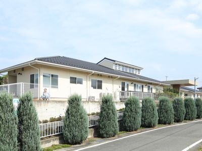 外観の落ち着いた建物