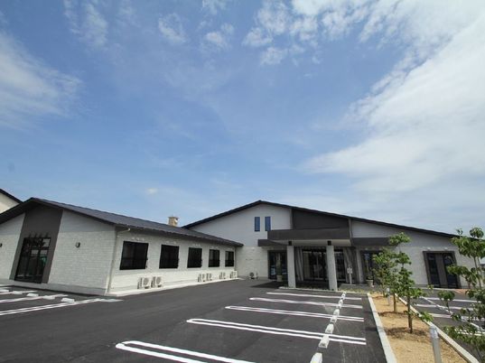 新築された施設の外観