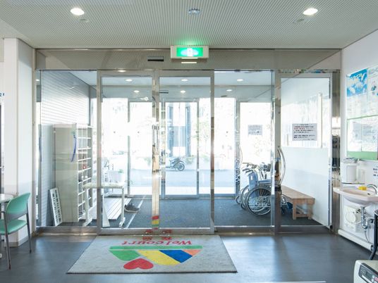 明るいエントランスの様子