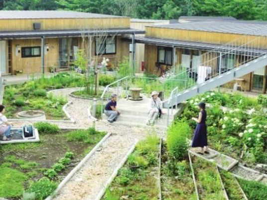 緑に囲まれた施設の中庭
