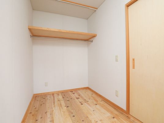 木目の床が暖かな居室