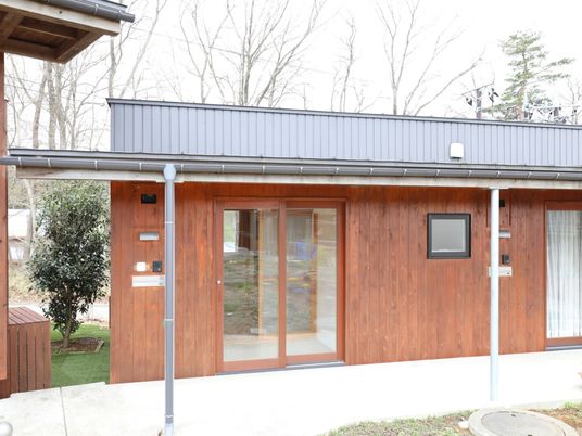 木目調の建物の外観